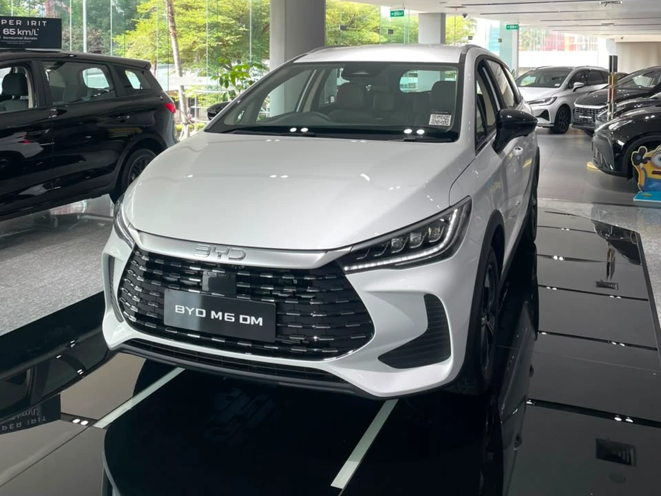 BYD M6 DM tampak 2