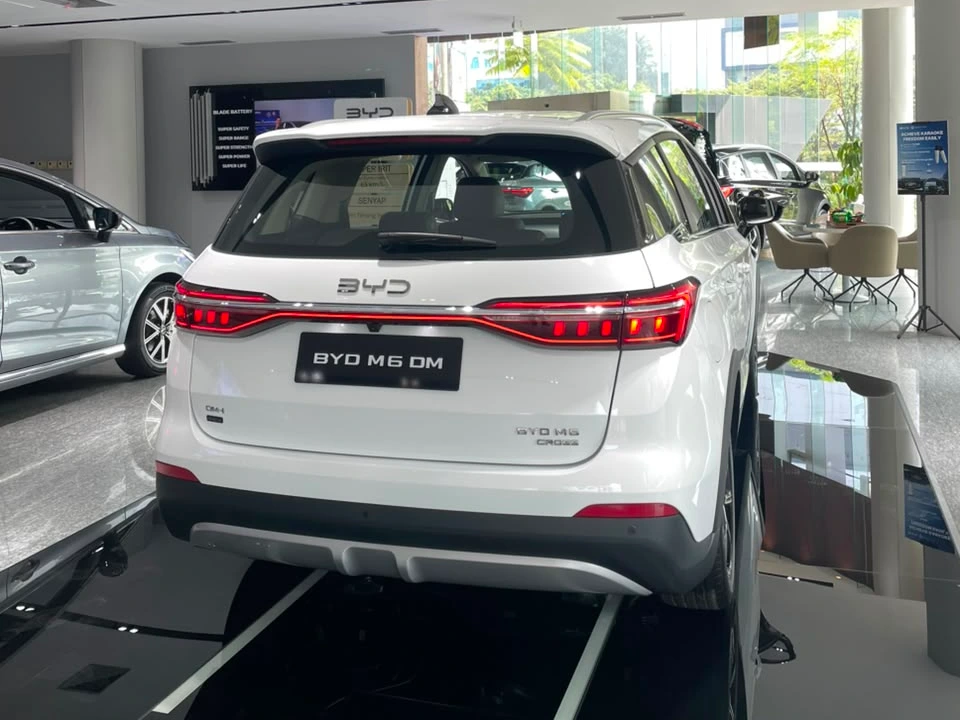 BYD M6 DM tampak 3